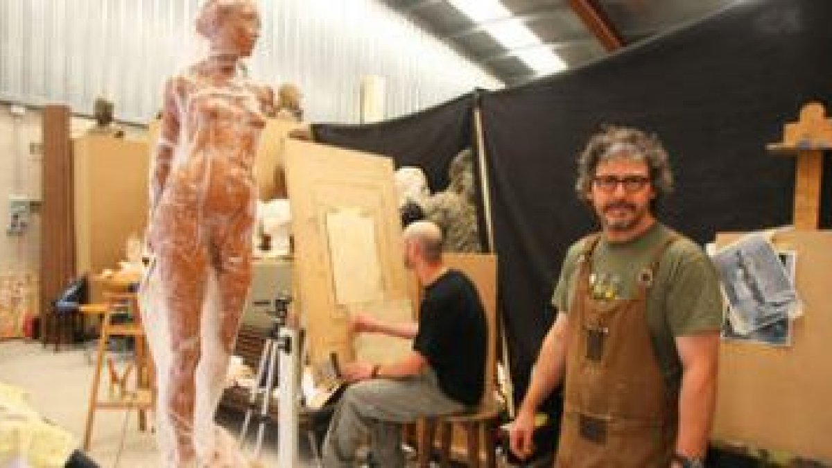 El artista y profesor de Bellas Artes de la Complutense, en su taller del polígono de Fabero.