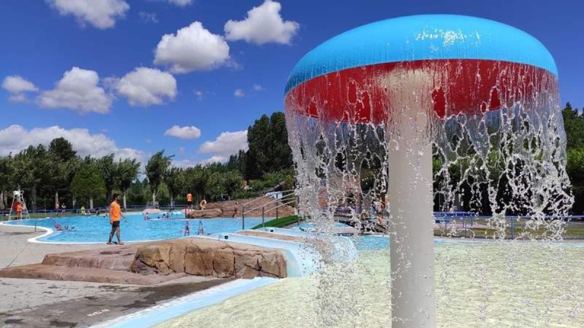 Imagen de la piscina lúdica coyantina, reabierta este martes. DL