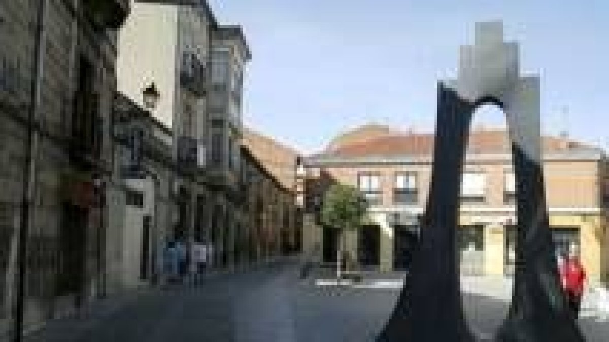 El «Arco Viajero», obra de la artista holandesa Corinne van Bergen, instalado en Torres de Omaña