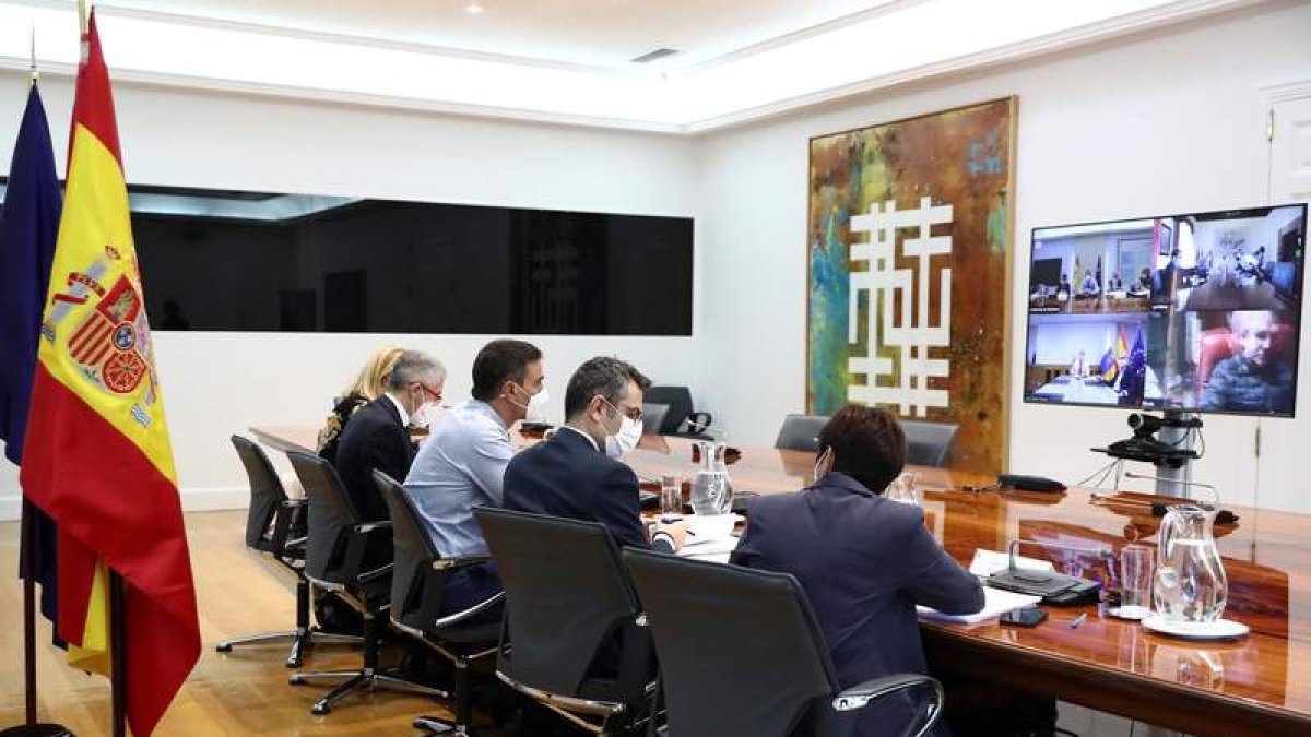 Pedro Sánchez ayer, en la reunión de la comisión para la reconstrucción de La Palma. FERNANDO CALVO