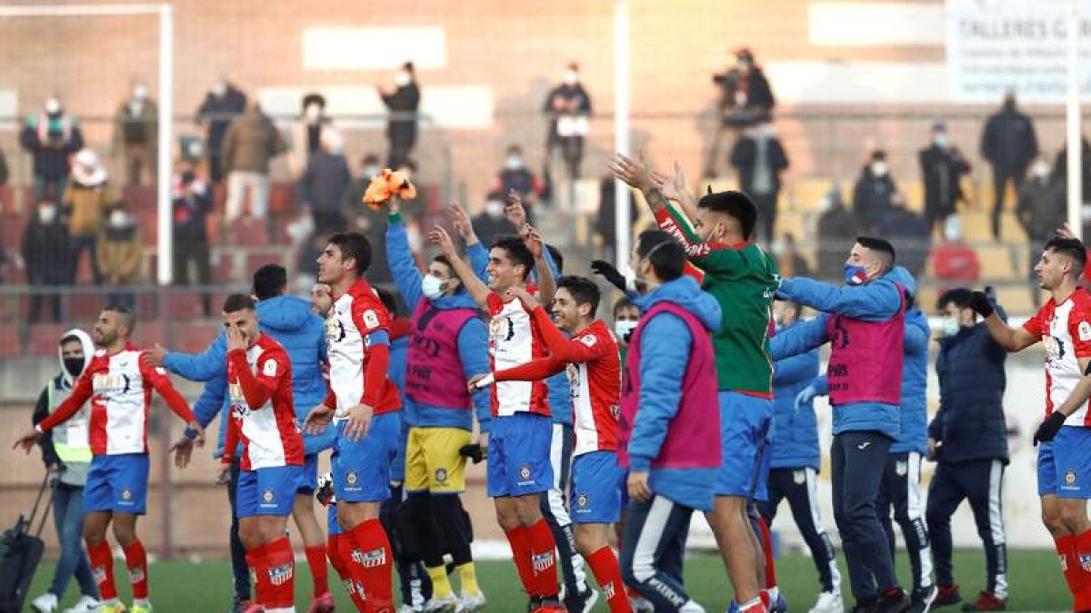 Los jugadores del Navalcarnero celebran su victoria ante el Eibar en la Copa del Rey. MARISCAL