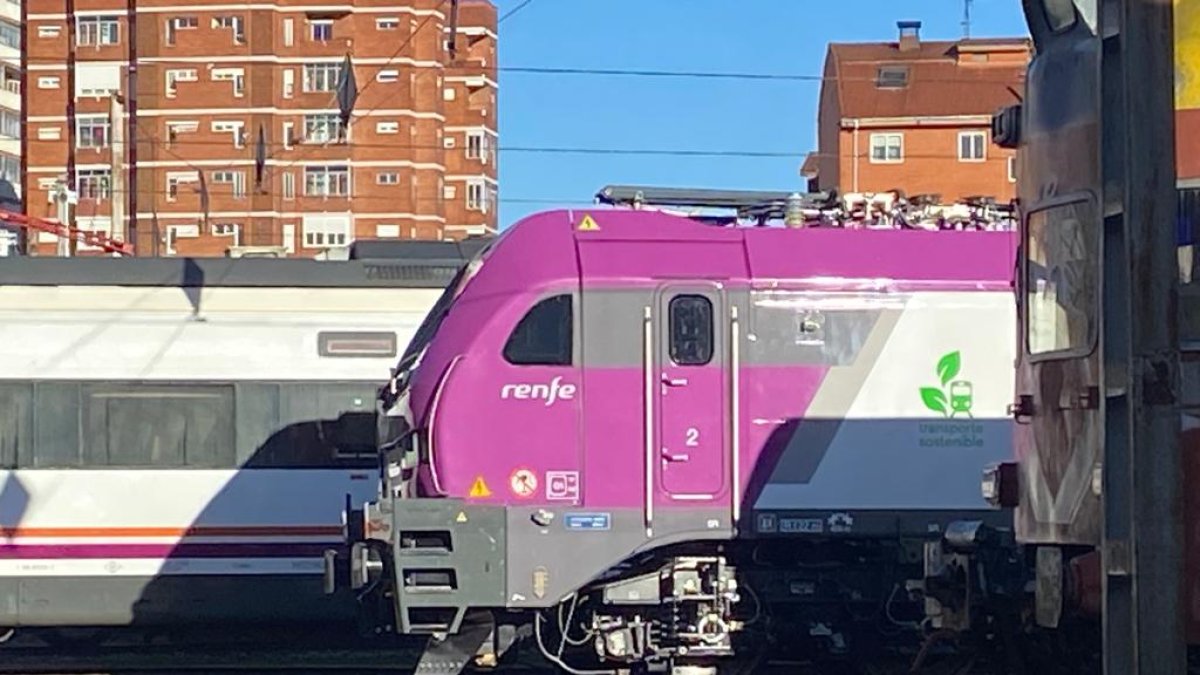 La flamante locomotora 256 en el taller de la Sal, a donde llegó esta misma mañana. RAMIRO