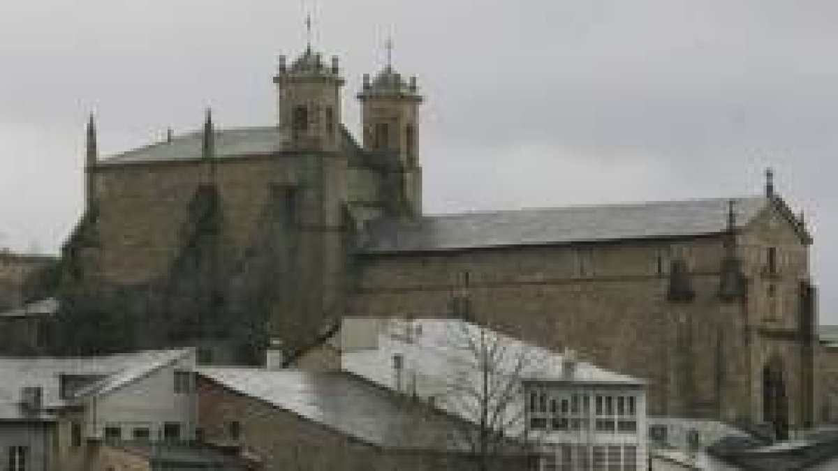 San Pedro de Montes aporta un tumbo y la talla de Santa Escolástica