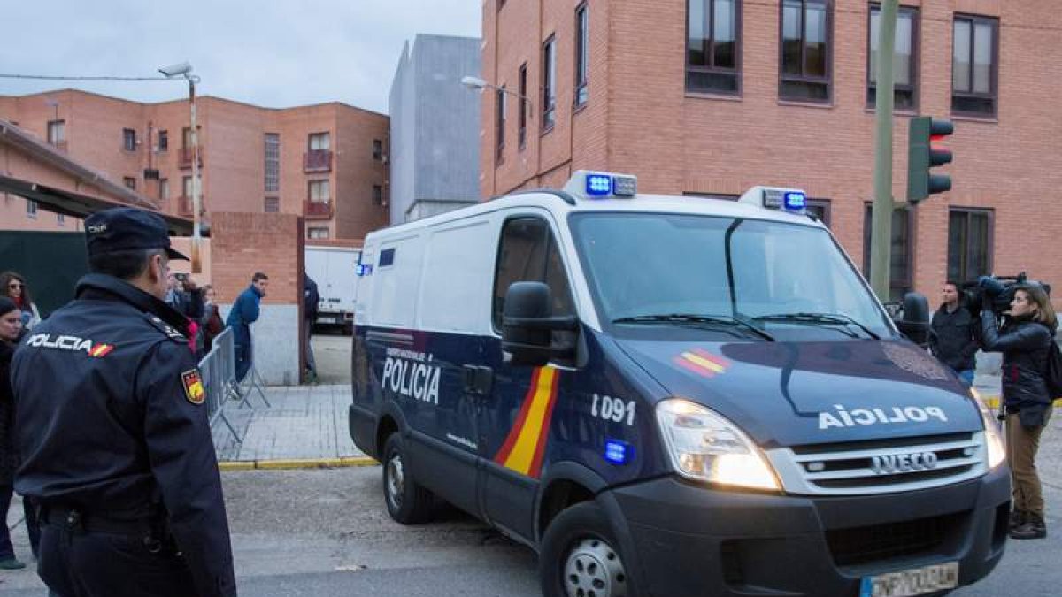 Momento en el que el furgón policial salía de los juzgados el miércoles con los detenidos. CORTÉS