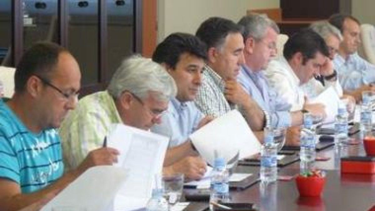 José Fernández Nieto, entre el consejero Rodríguez Hevia y el presidente del Zamora.