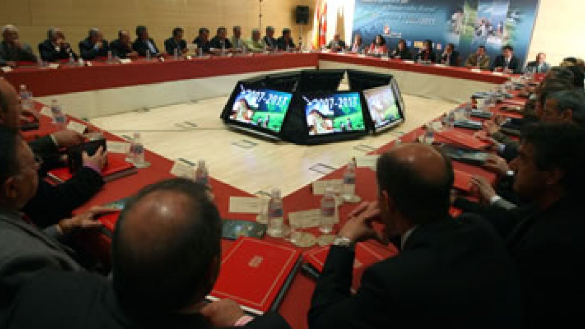 Momento de la firma del acuerdo entre la Junta de Castilla y León y los Grupos de Acción Local