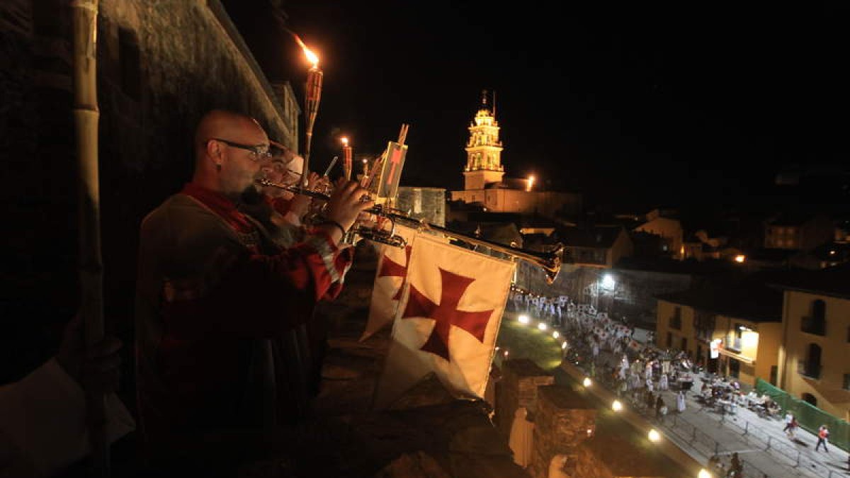 Durante cuatro jornadas los templarios inundan las calles de Ponferrada durante el día y la noche y dan otro color a la ciudad.