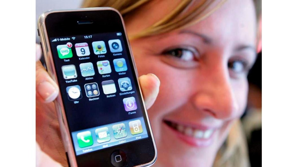 Una modelo muestra un teléfono iPhone en una fotografía de archivo.