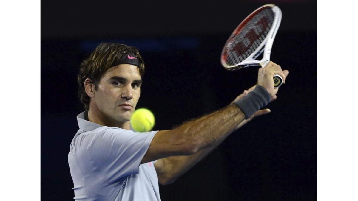 Federer se mostró contundente frente al canadiense Raonic.
