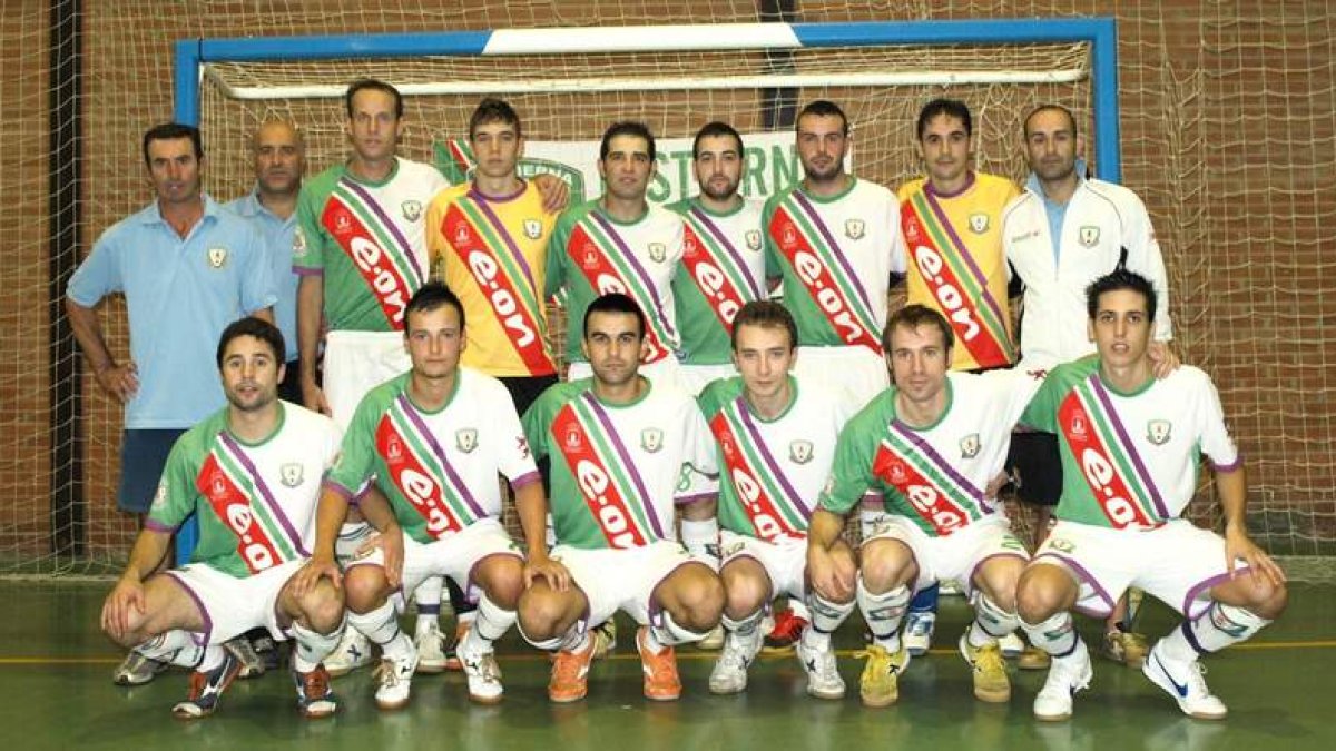 Formaciones del Cistierna, líder de 2.ª División B, arriba, y de La Bañeza.
