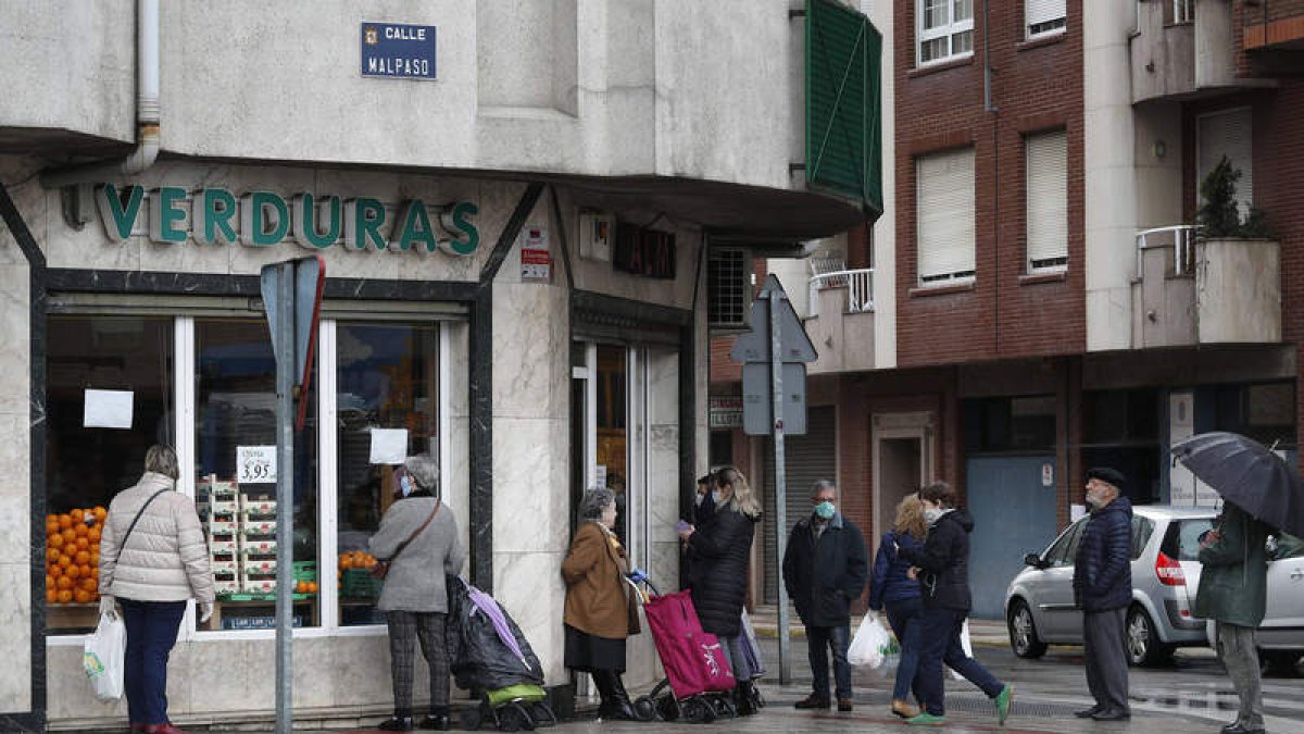 Colas en una tienda de verduras en León, ayer. JESÚS F. SALVADORES