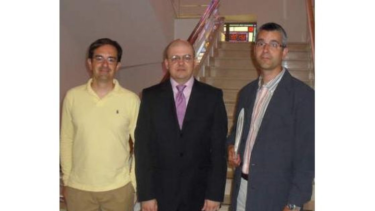 Los investigadores Enrique Alegre, Sir Alexis Suárez y Joaquín Barreiro.
