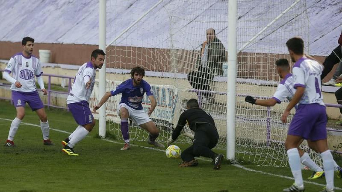 El equipo bañezano acabó cediendo tres puntos de oro al palentino. FERNANDO OTERO