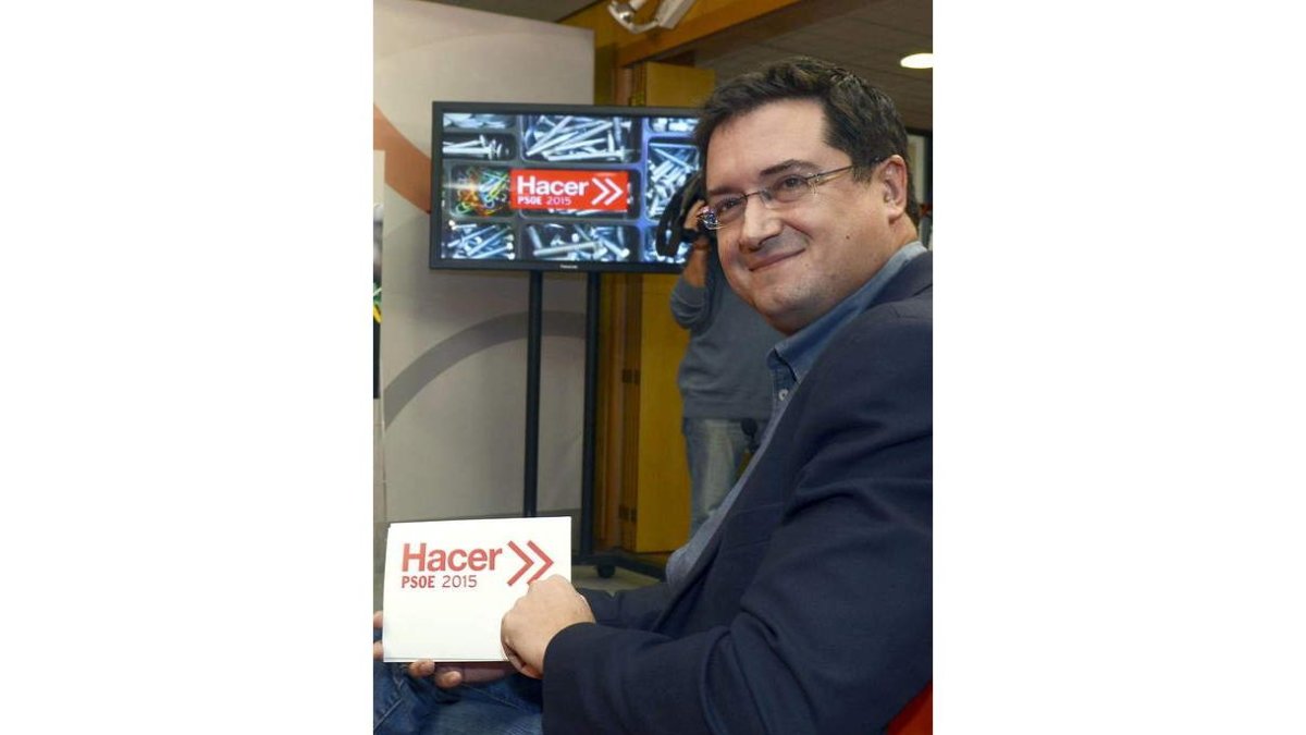 Óscar López, con el plan de reforma del PSOE.