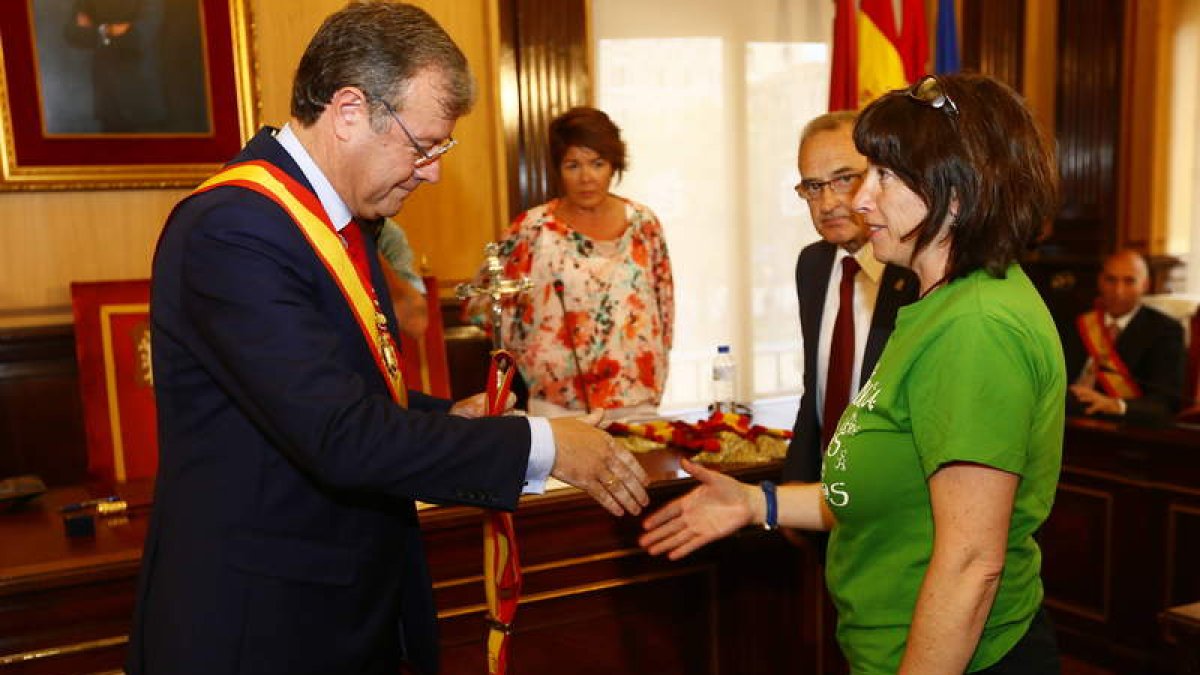 Victoria Rodríguez, de León en Común, saluda al alcalde.