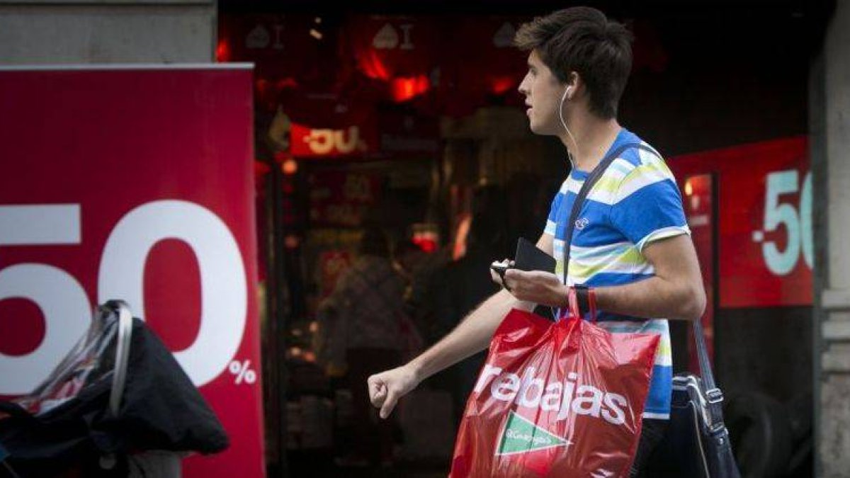Un joven, de rebajas.