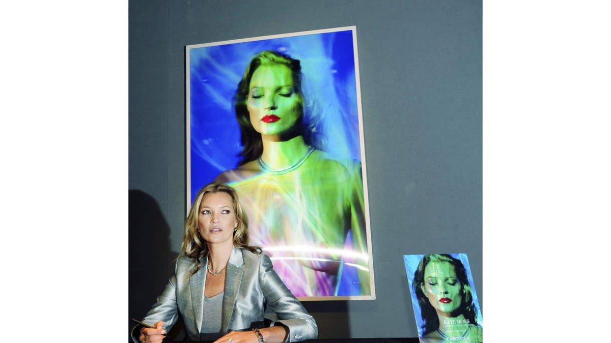 La supermodelo posa junto a una fotografía tomada por Chris Levine .