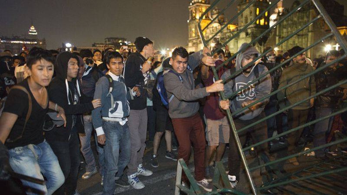Protestas ante el Palacio Nacional en México por los 43 estudiantes de magisterio desaparecidos, este jueves.