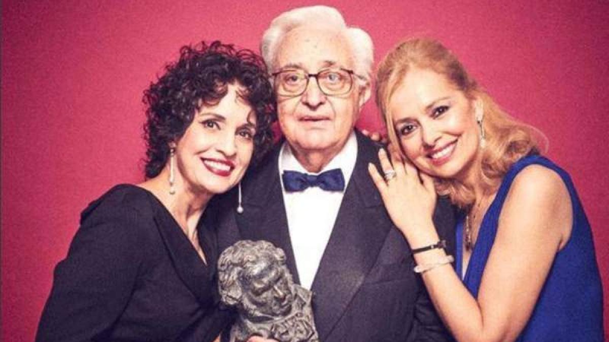Adriana, Mariano y Emma Ozores, con el Goya. DL