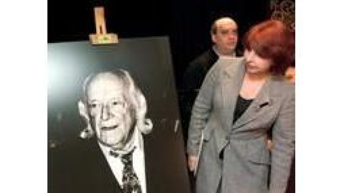 María Asunción Mateo, viuda de Alberti, junto a un retrato del poeta