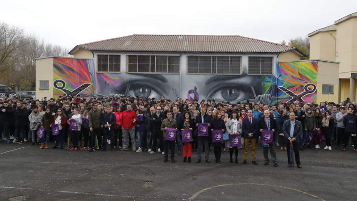 Alumnos, profesorado, autoridades y distintos colectivos se concentraron en el instituto. RAMIRO