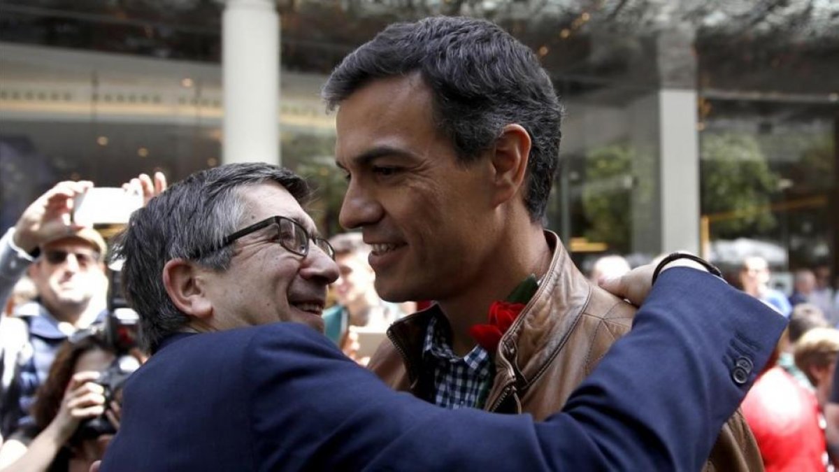 Patxi López abraza a Pedro Sánchez, el pasado Sant Jordi en Barcelona.