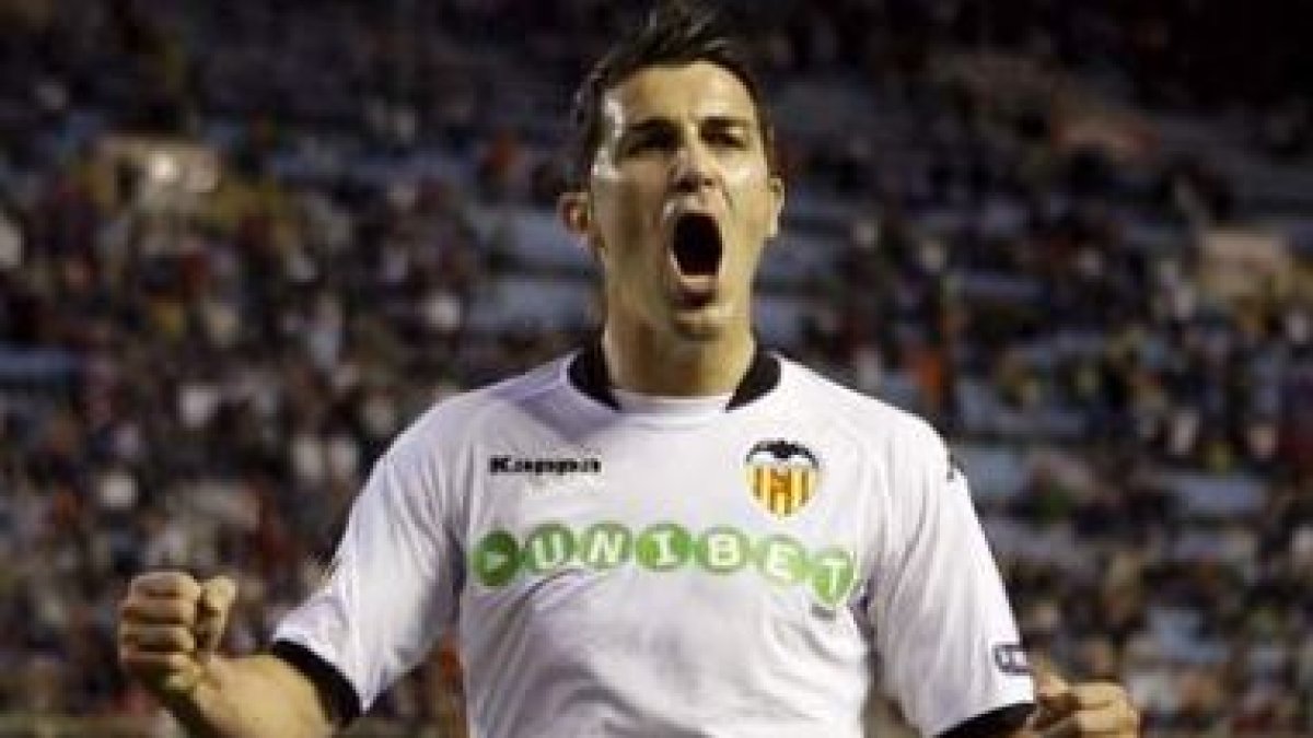El delantero del Valencia David Villa celebrando un gol.