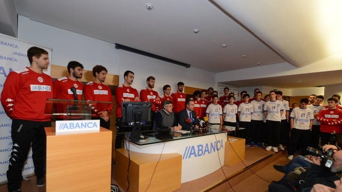 El acuerdo se rubricó oficialmente en las oficinas de Abanca