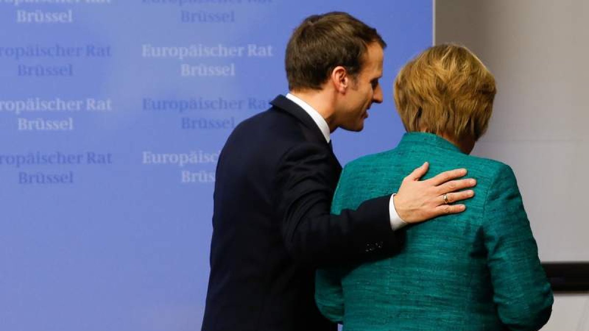 El presidente francés, Macron, y la canciller alemana, Merkel, en una imagen de archivo. J. WARNAND