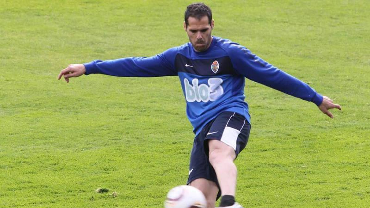 Javi Navarro será titular esta tarde a pesar de tener cuatro tarjetas amarillas.