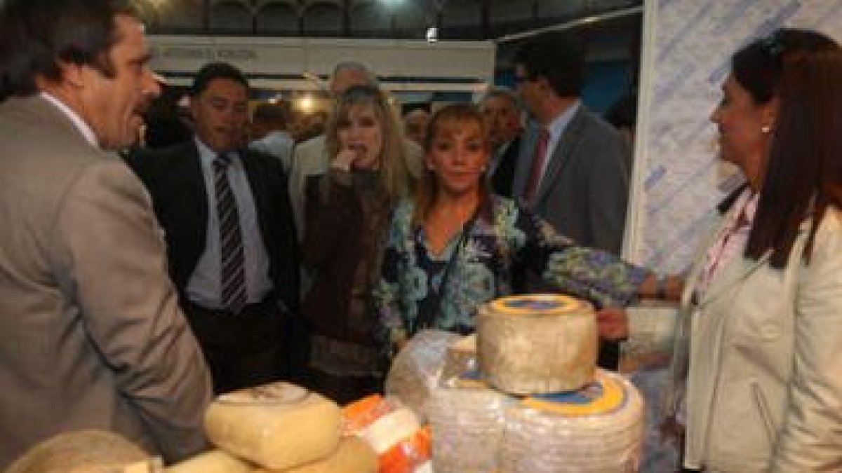 La presidenta de la Diputación, Isabel Carrasco, visita una quesería de la feria con la diseñadora M