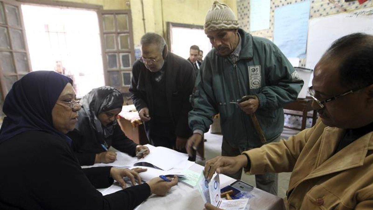 Dos hombres se registran para poder participar en el referéndum sobre la nueva Constitución en el barrio de Abassyia, en El Cairo