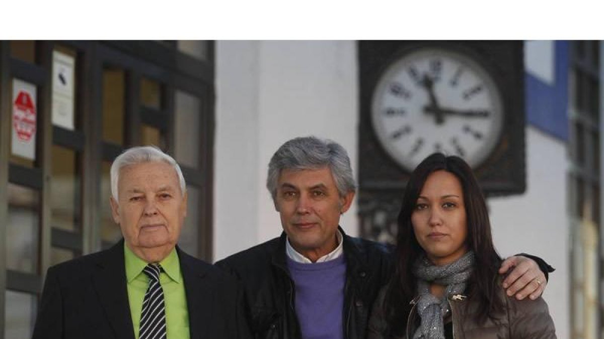 Atanasio, su hijo Roberto y su nieta Saray, ayer, en la estación.