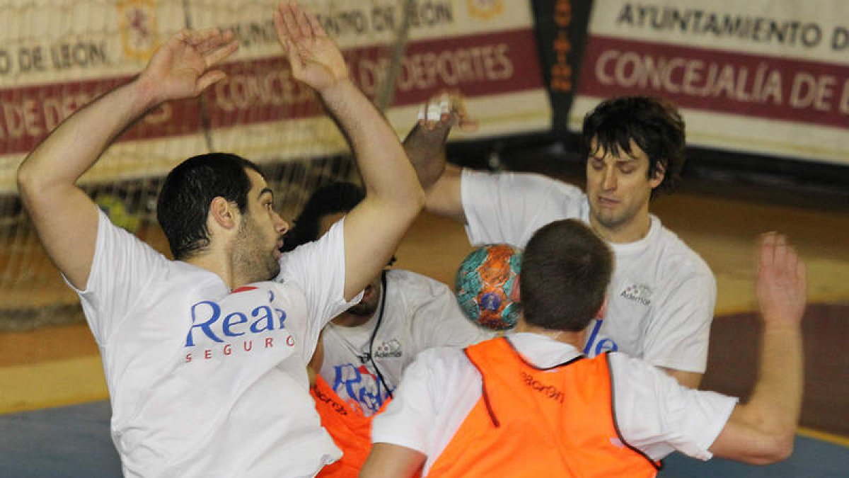 La plantilla del Ademar vuelve hoy a los entrenamientos para el partido ante el Aragón.