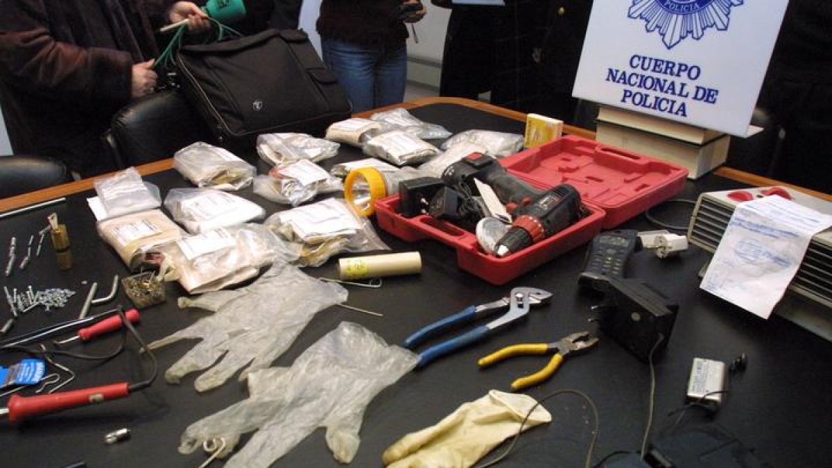 Material decomisado en León hace años al autor de paquetes bomba repartidos por buzones de toda la ciudad. RAMIRO