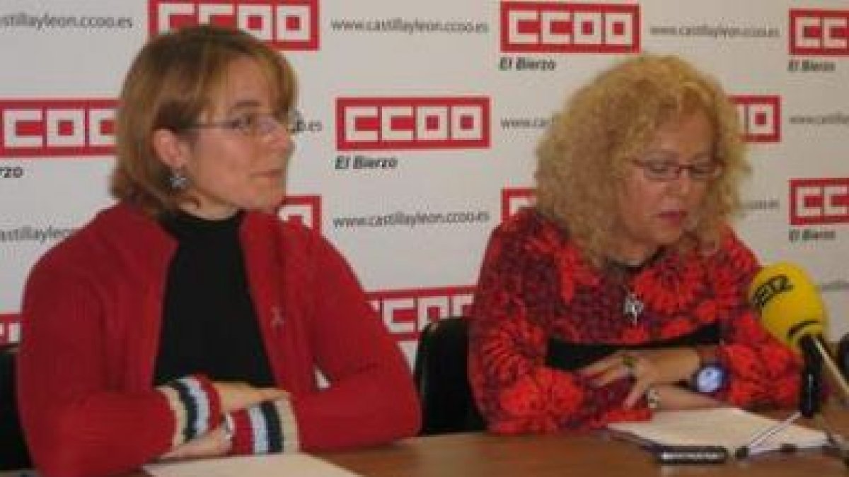 Dos responsables sindicales de CC.OO. ayer en la sede.