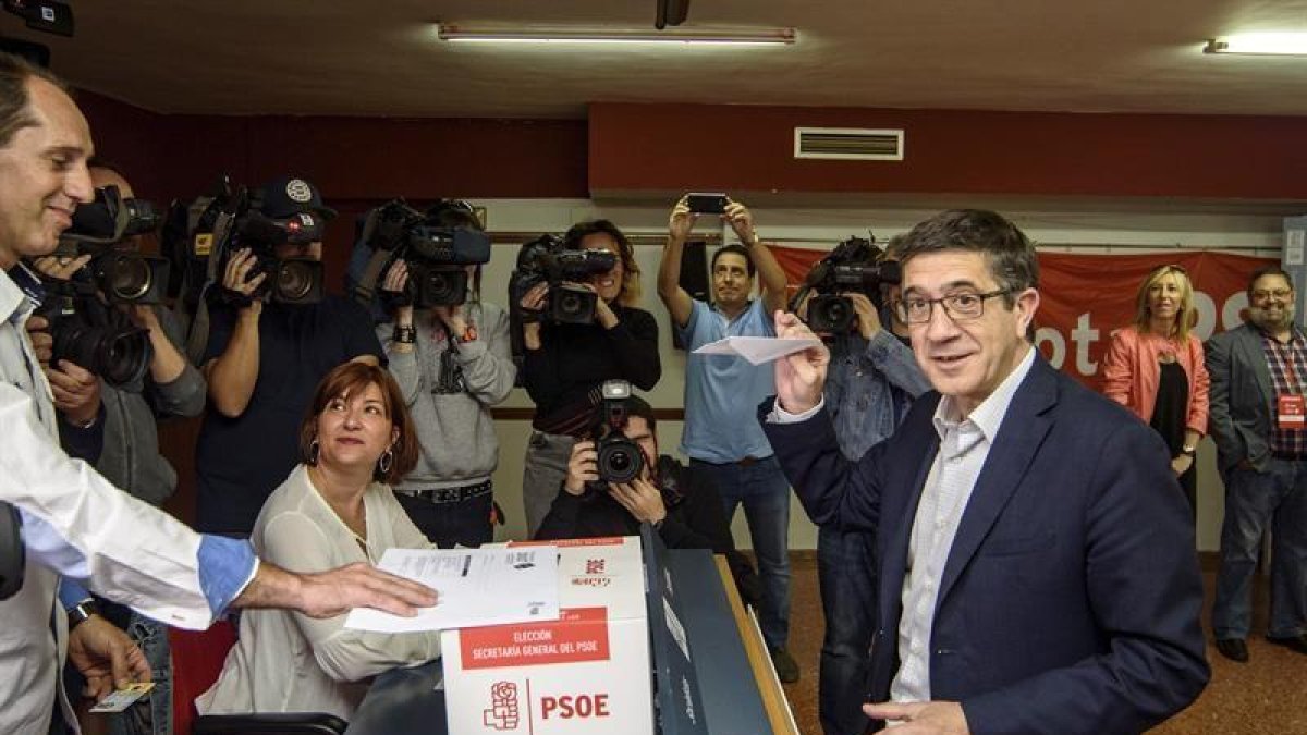 Patxi López vota en Portugalete.