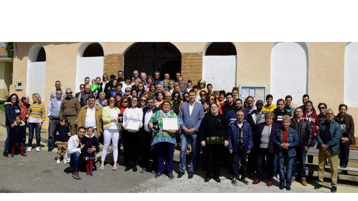 El pueblo entero quiso retratarse con Rocío Candelas y Fany Cofreces tras el entrañable homenaje. ACACIO DIAZ