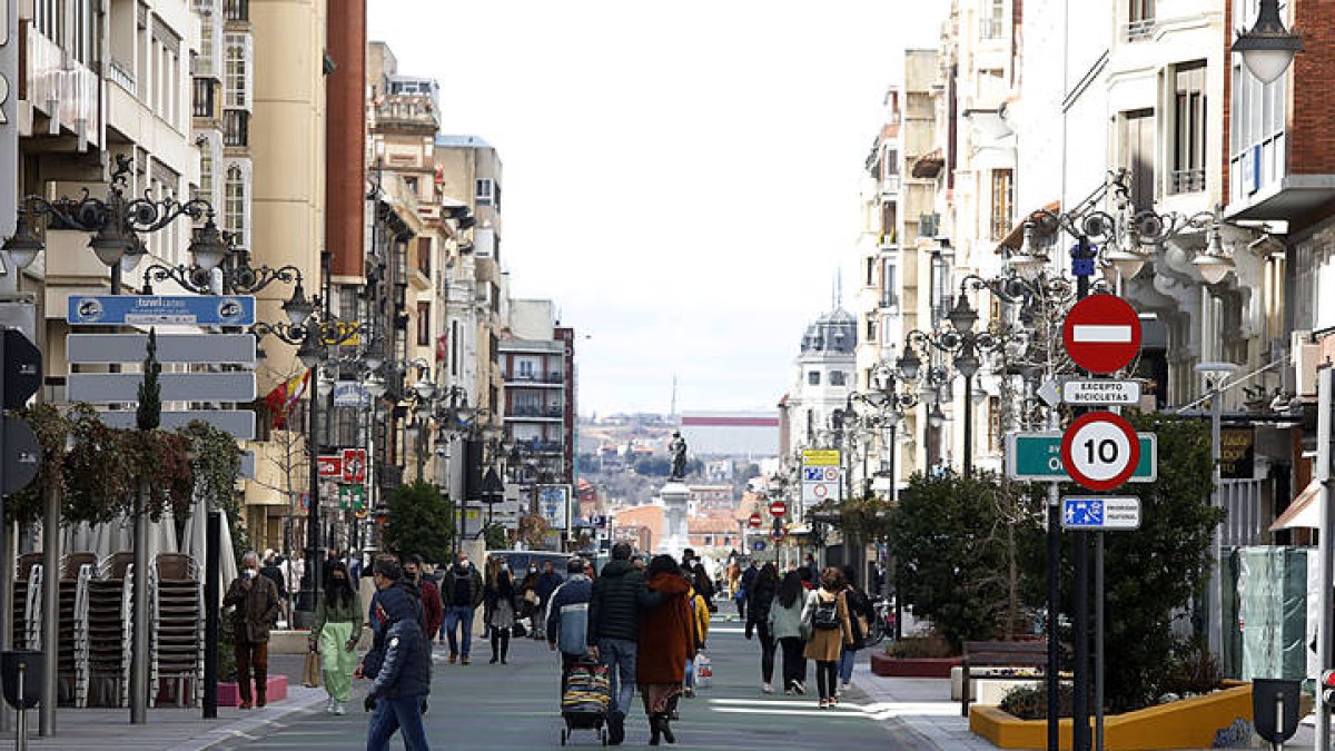 El buen tiempo anima a disfrutar de las calles de León. RAMIRO