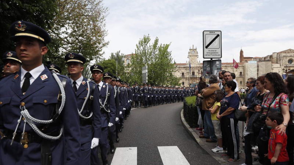 Distintos momentos del homenaje y distinción de los alumnos de la Academia Básica del Aire, con un acto de jura de bandera y desfile. JESÚS F. SALVADORES