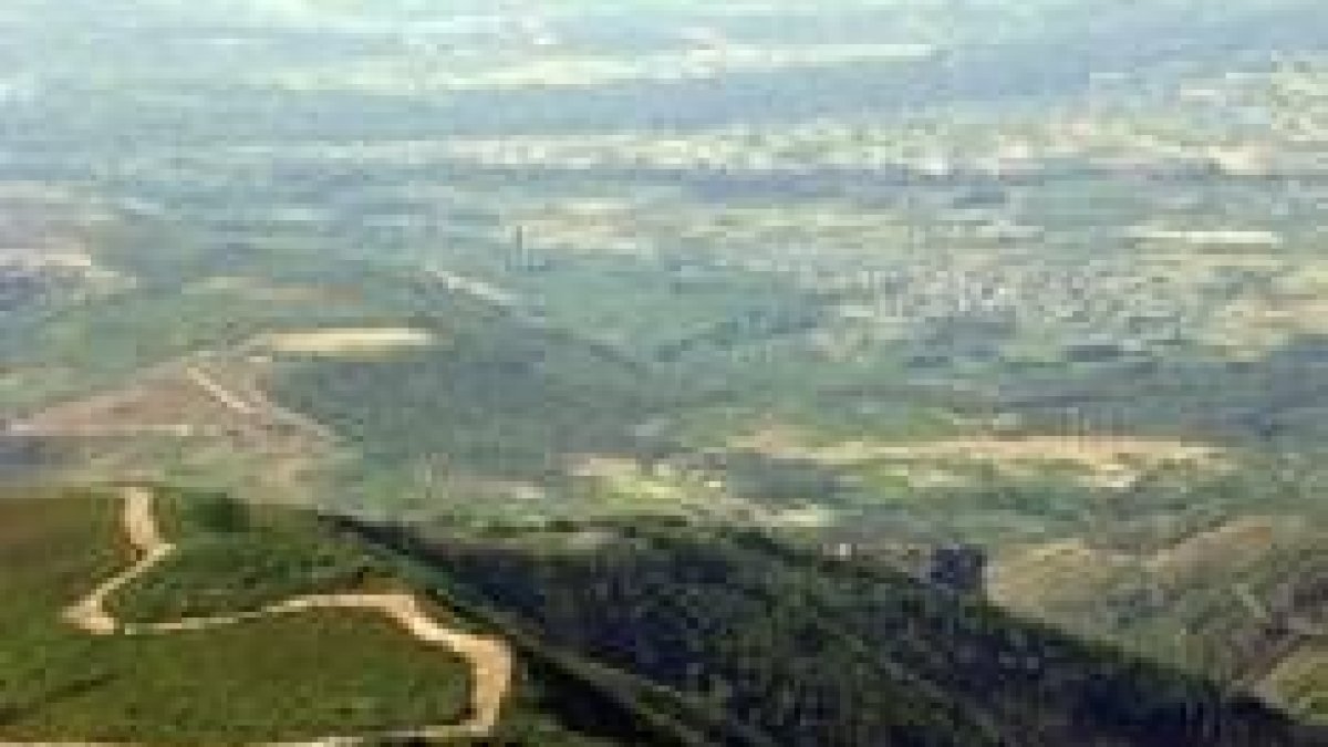 Imagen de la Peña del Hombre, con el castro a la izquierda, y el castillo de Cornatel al fondo