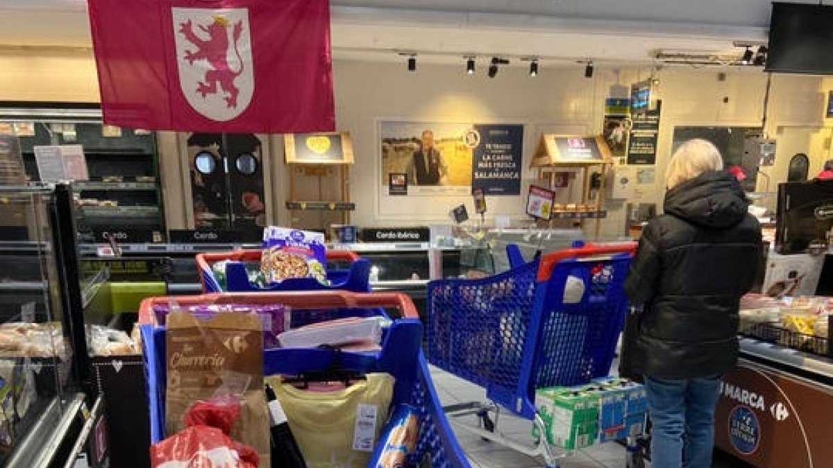 Los supermercados recuperan la normalidad en León. RAMIRO