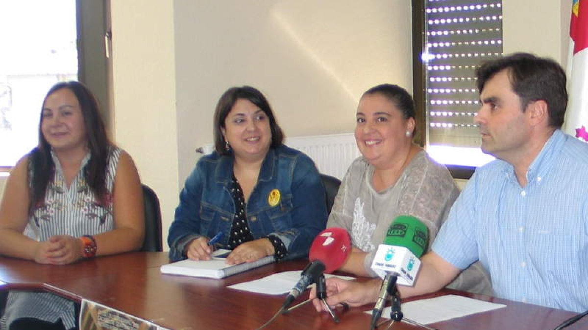 Un momento de la presentación de ambas ferias, ayer, en Cacabelos. M. MACÍAS