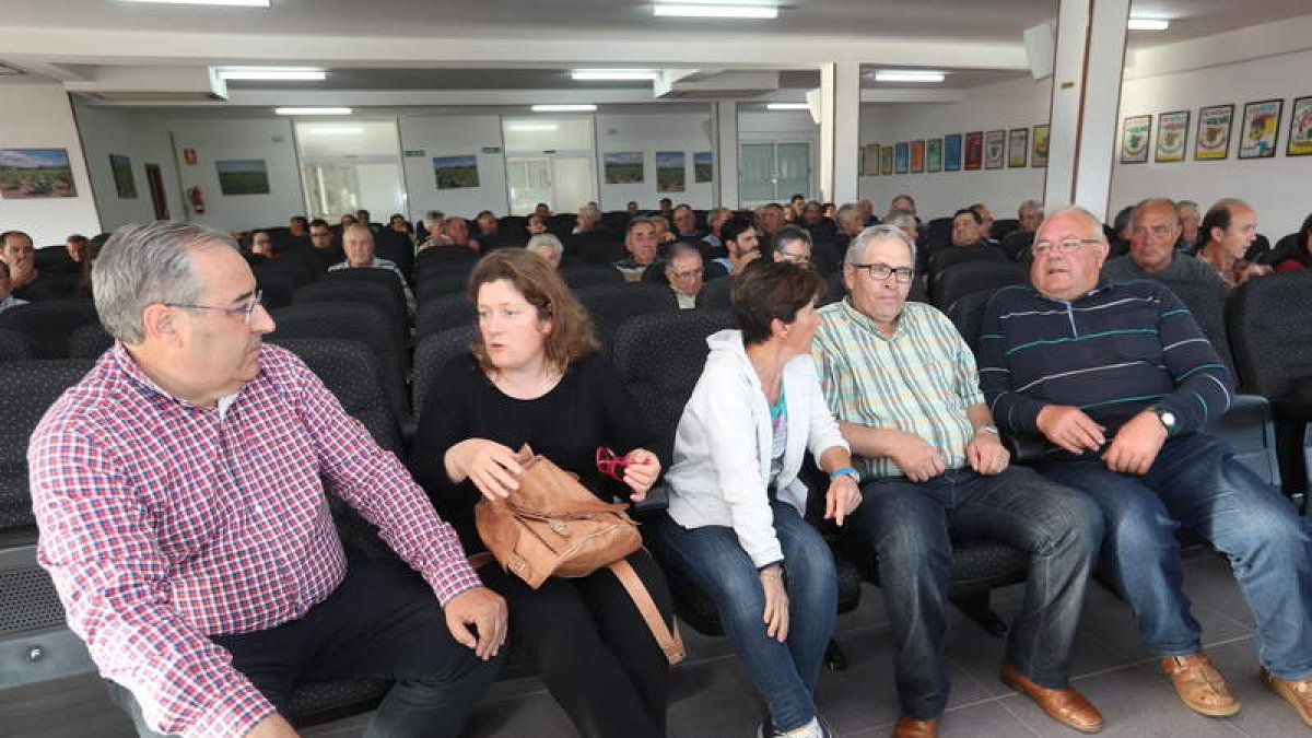 Gómez Franco, antes de arrancar la asamblea de Cacabelos. L. D. M.