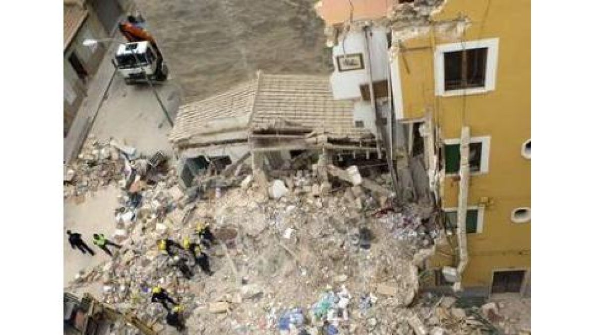 Equipos de rescate trabajando en el edificio de tres plantas que se derrumbó.