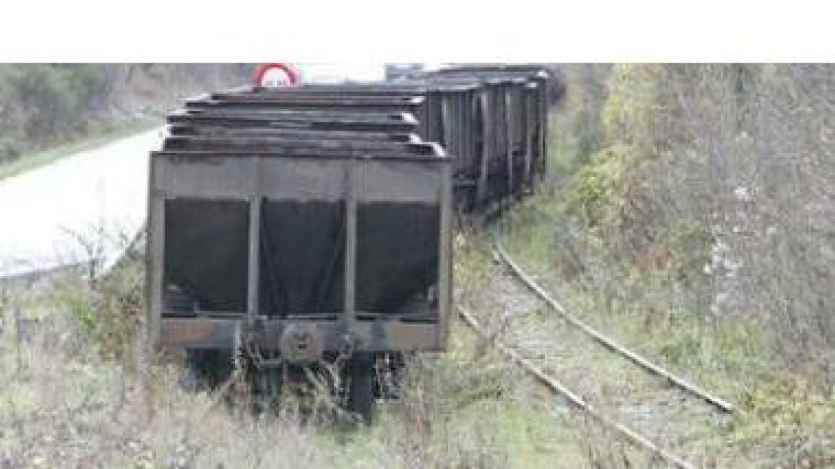 Vagones abandonados en una vía muerta en Laciana, un valle amenazado con la decisión de la UE