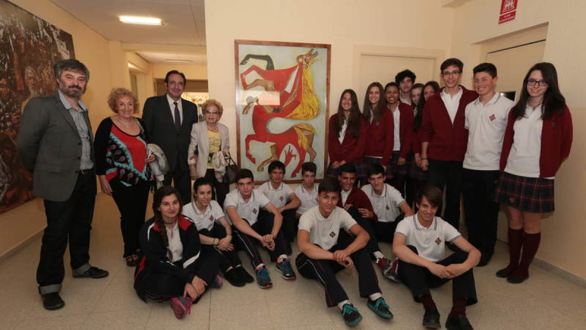 Los alumnos del colegio con la viuda y la hija de Calzada, David Belinchón y Jesús Palmero.