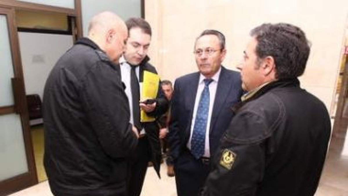 De frente el abogado y Sindo Castro con familiares en los juzgados.