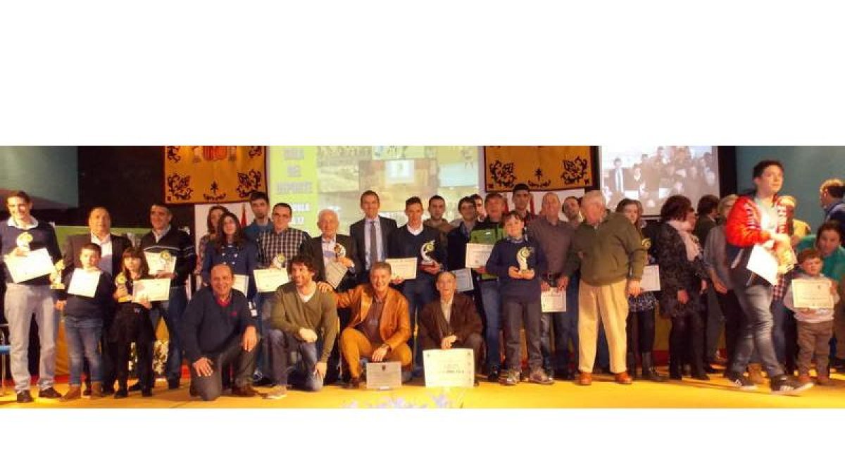 Rafa Guerrero y Juanín García presidieron la celebración de la edición número 20 de la Gala del Deporte Roblano que llenó el aforo de la Casa de la Cultura. barrio planillo