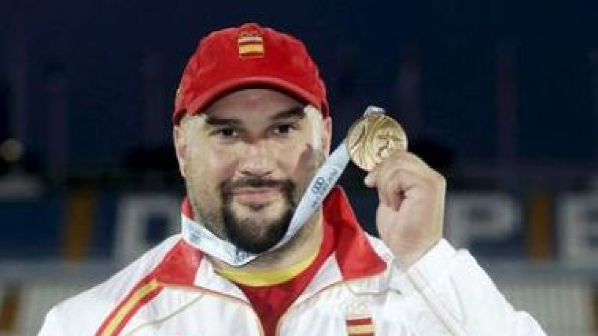 Manuel Martínez, oro en lanzamiento de peso, posa con su medalla.